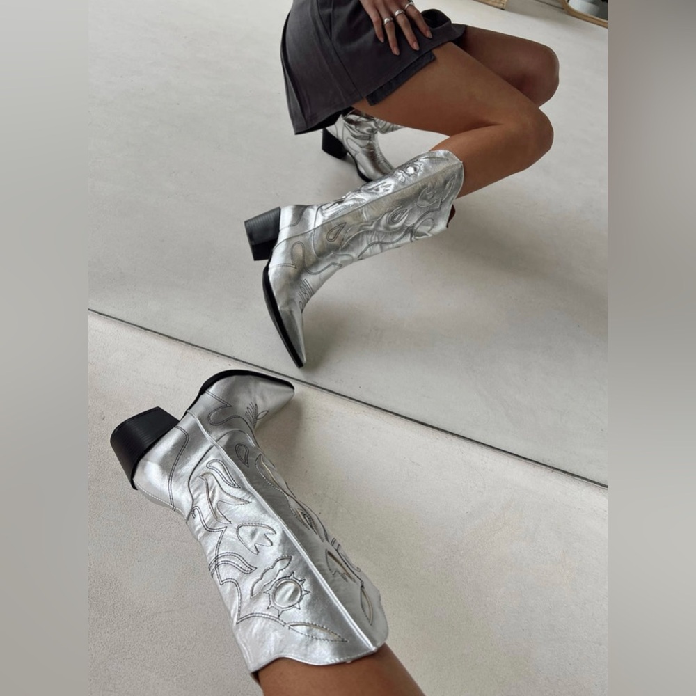 Princes Polly Exclusive “Rosewood” Boots Silver Western Boho New Size 7